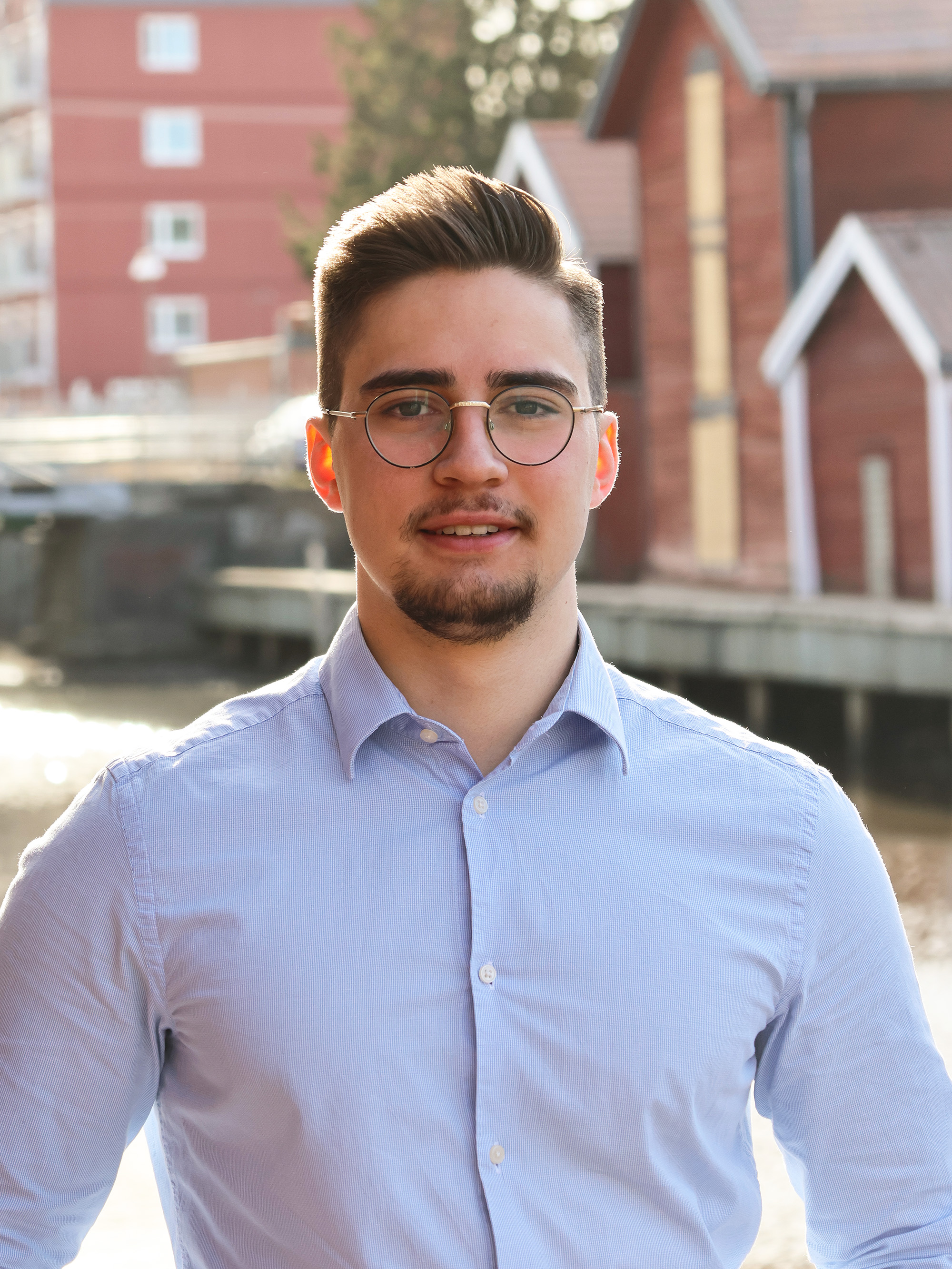 Kille vid sjöbodarna i Hudiksvall