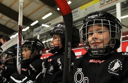 Barn spelar ishockey